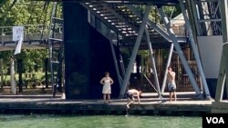 Swimmers cool off at the Canal de l'Ourcq in Paris, July 19, 2022. (Lisa Bryant/VOA)