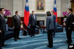 2022年7月28日，台湾总统蔡英文在台北的总统府会晤由日本前防务大臣石破茂率领的一个日本国会跨党派议员代表团。照片由台湾总统府拍摄，美联社提供）