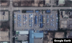 개성공단 버스 차고지를 촬영한 지난 2021년 위성사진. 최근 공개된 위성사진에서 이중 약 30대가 이동한 모습을 볼 수 있다. 자료=Maxar Technologies / Google Earth