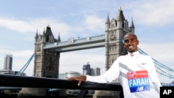 Mo Farah berpose di dekat Tower Bridge di London, Selasa, 17 April 2018. (Foto: AP)