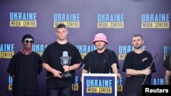 Kalush Orchestra, grup musik asal Ukraina yang keluar sebagai juara Eurovision Song Contest 2022, memberikan konferensi pers di Lviv, Ukraina timur, 17 Mei 2022 lalu (foto: dok). 