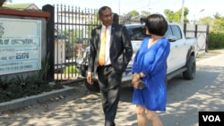 所罗门群岛议会外交关系委员会主席，反对党议员彼得·凯尼洛里在霍尼亚拉反对派领导人办公室外接受美国之音专访 （美国之音记者久岛拍摄）