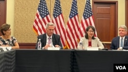 由美国众议院共和党人组成的中国工作组7月20日邀请台湾驻美代表萧美琴(右2）参加在国会山举行的一场关于台湾策略的圆桌会，右3为众议院少数党领袖麦卡锡，右1为中国工作组主席麦考尔，左1为加州众议员金映玉 (美国之音锺辰芳拍摄）