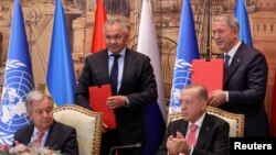 Generalni sekretar UN Antonio Gutereš, ruski ministar odbrane Sergej Šojgu, turski predsednik Redžep Tajip Erdogan i turski ministar odbrane Hulusi Akar na ceremoniji potpisivanja sporazuma u Istanbulu, 22. jula 2022.
