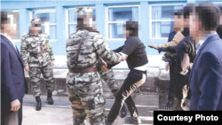 한국 통일부는 지난 2019년 11월 판문점에서 탈북어민 2명을 북한으로 송환하던 당시 촬영한 사진을 12일 공개했다. 사진 = 통일부.