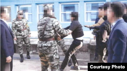 한국 통일부는 지난 2019년 11월 판문점에서 탈북어민 2명을 북한으로 송환하던 당시 촬영한 사진을 12일 공개했다. 사진 = 통일부.