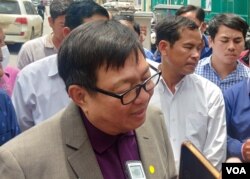 អនុប្រធាន​គណបក្ស​ភ្លើង​ទៀន​ លោក សុន ឆ័យ និយាយ​ជាមួយ​ក្រុម​អ្នក​សារព័ត៌មាន បន្ទាប់​ពី​សវនាការ​លើក​ទី​ពីរ នៅ​ខាង​មុខ​សាលាដំបូង​រាជធានីភ្នំពេញ ក្នុង​រាជធានី​ភ្នំពេញ កាល​ពី​ថ្ងៃ​ទី១៥ ខែ​កក្កដា ឆ្នាំ​២០២២។ (ណឹម សុភ័ក្រ្តបញ្ញា/វីអូអេ)