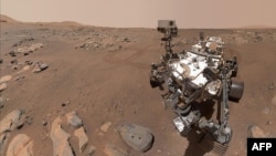 Kendaraan penjelajah planet Mars NASA, "Perseverance", mengambil selfie di atas sebuah batu berjuluk "Rochette" di mana penjelajah tersebut menggunakan lengan robotnya untuk mengebor sampel inti batu pada 10 September 2021 (foto: dok).