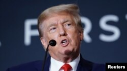 کسی ثبوت کے بغیر ٹرمپ نے ایک انٹرویو کے دوران اصرار کیا کہ ہو سکتا ہے کہ فیڈرل ایجنٹس نے خود انکے گھر میں ثبوت رکھے ہوں۔