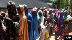 Des mères font la queue pour être soignées avec des enfants souffrant de malnutrition dans une clinique mise en place par les autorités sanitaires en collaboration avec Médecins Sans Frontières ou Médecins Sans Frontières (MSF) dans l'État de Katsina, au 