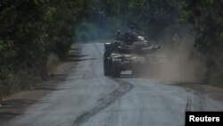 도네츠크 지역에서 전투 중인 우크라이나군 장병들이 지난 7일 파손된 탱크를 견인하고 있다. (자료사진)