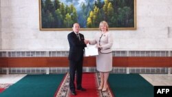 지난 7월 신홍철 러시아 주재 북한 대사가 모스크바에서 올가 마케예바 도네츠크인민공화국(DPR) 대사에게 승인문서를 전달했다며, 도네츠크인민공화국(DPR)이 사진을 공개했다.