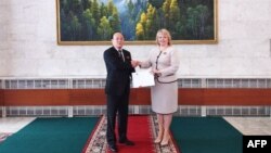 신홍철(왼쪽) 러시아 주재 북한 대사가 지난달 13일 모스크바에서 올가 마케예바 도네츠크인민공화국(DPR) 대사에게 승인 문서를 전달하고 있다. DPR 측이 공개한 사진. (자료사진)