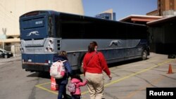 Upaya baru yang dipimpin Partai Republik untuk memprotes cara pemerintahan Presiden AS Joe Biden menangani masalah imigrasi yang memecahkan rekor di perbatasan AS-Meksiko berujung pada diangkutnya ribuan pencari suaka dengan bus-bus ke Washington. (Foto: Reuters)