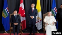 Perdana Menteri Kanada Justin Trudeau (kiri) menyambut Paus Fransiskus sesaat setelah ia tiba di Bandara Internasional Edmonton di Edmonton, Alberta, Kanada, pada 24 Juli 2022. (Foto: Reuters/Amber Bracken)