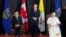 Le pape François est accueilli par le Premier ministre canadien Justin Trudeau et des dignitaires à son arrivée à l'aéroport international d'Edmonton, près d'Edmonton, Alberta, Canada, le 24 juillet 2022. 