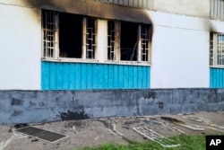 Jendela hostel terlihat hangus akibat kebakaran di Moskow, Rusia, Jumat, 29 Juli 2022. (Denis Voronin, foto Kantor Berita Moskow via AP)