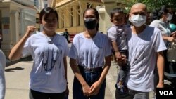 យុវជនបរិស្ថានទាំង៣នាក់ ឈរនៅខាងមុខតុលាការកំពូល ក្រោយចេញពីបន្ទប់សវនាការជំនុំជម្រះលើបណ្តឹងសាទុក្ខ នៅតុលាការកំពូល ក្នុងរាជធានីភ្នំពេញ កាលពីថ្ងៃទី២២ ខែកក្កដា ឆ្នាំ២០២២។ (លាស់ លីបលីប/វីអូអេ)