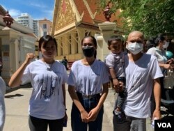 យុវជនបរិស្ថានទាំង៣នាក់ ឈរនៅខាងមុខតុលាការកំពូល ក្រោយចេញពីបន្ទប់សវនាការជំនុំជម្រះលើបណ្តឹងសាទុក្ខ នៅតុលាការកំពូល ក្នុងរាជធានីភ្នំពេញ កាលពីថ្ងៃទី២២ ខែកក្កដា ឆ្នាំ២០២២។ (លាស់ លីបលីប/វីអូអេ)