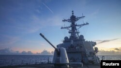 Kapal perusak berpeluru kendali kelas Arleigh Burke USS Benfold (DDG 65), di Laut China Selatan, dalam foto yang dirilis pada 13 Juli 2022. (Angkatan Laut AS/ Handout via REUTERS)