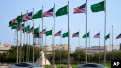 پرچم‌های آمریکا و عربستان سعودی