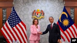 Ketua DPR AS Nancy Pelosi (kiri), berjabat tangan dengan Ketua Parlemen Malaysia Azhar Azizan Harun di gedung parlemen di Kuala Lumpur, Selasa, 2 Agustus 2022.(Departemen Informasi Malaysia via AP)