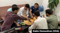 شماری از خبرنگارانی که از افغانستان به پاکستان پناه برده اند، هنگام صرف نان چاشت