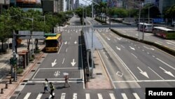 មន្ត្រី​ប៉ូលិស​ម្នាក់​​ប្រាប់​ពលរដ្ឋ​​ឱ្យ​​ស្វែងរក​​កន្លែង​ជ្រក​កោន ក្នុង​អំឡុង​ពេល​សមយុទ្ធ​ប្រចាំ​ឆ្នាំ​រយៈ​ពេល​៣០​នាទី កាល​ពី​ថ្ងៃ​ទី​២៥ ខែ​កក្កដា ឆ្នាំ​២០២២ ដែល​អំឡុង​នោះ ​យានយន្ត​ត្រូវ​គេ​បញ្ជា​ឱ្យ​អែប​ខាង​ចិញ្ចើម​ថ្នល់ ហើយ​អ្នក​ថ្មើរជើង​ឱ្យ​ទៅ​​​ជ្រក​នៅ​តាម​​ផ្លូវ​​តូចៗ។