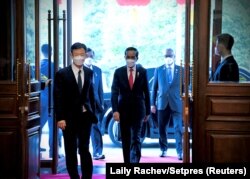 Presiden Joko Widodo tiba untuk menghadiri pertemuan bilateral dengan Perdana Menteri China Li Keqiang di Beijing, China, 26 Juli 2022. (Foto: via Reuters)