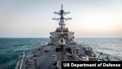 资料照片：阿利伯克级导弹驱逐舰约翰·麦凯恩号于2021年2月4日例行通过台湾海峡。