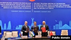 Azərbaycan, Türkiyə və Özbəkistan xarici işlər nazirləri (Foto Azərbaycan Xarici İşlər Nazirliyinindir)