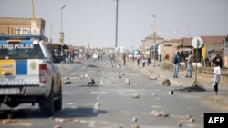 Le lendemain d'une nuit d'émeutes causées par des membres de la communauté en colère exigeant une meilleure prestation de services à Tembisa le 1er août 2022.