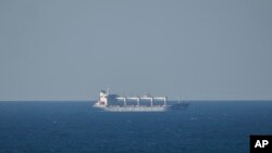 Ilustrasi - Kapal kargo di selat Bosphorus, Istanbul, Turki, 2 Agustus 2022. Tim SAR Taiwan hingga hari Jumat (4/11) masih berupaya keras menemukan 12 anak buah kapal (ABK) asal Indonesia di kapal kargo Shinsung yang tenggelam di perairan Taiwan, Senin lalu (31/10).