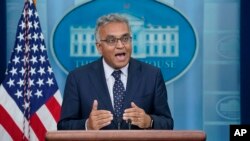 아시시 자 백악관 코로나 대응 조정관이 브리핑하고 있다. (자료사진)