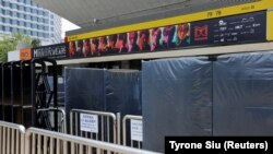 Penutupan Hong Kong Coliseum setelah panel video raksasa jatuh ke panggung saat konser boyband Hong Kong Mirror, di Hong Kong, China, 29 Juli 2022.(Foto: REUTERS/Tyrone Siu)