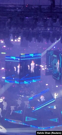 Sebuah panel video raksasa jatuh ke atas panggung saat konser boyband Hong Kong "Mirror" di Hong Kong, China, 28 Juli 2022. (Foto: via Reuters)