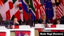 资料照片：澳大利亚储备银行行长菲利普·洛威(Philip Lowe)和澳大利亚财政部长吉姆·查莫斯(Jim Chalmers)在印度尼西亚巴厘岛出席二十国集团(G20)财长和央行行长会议。(2022年7月15日)