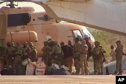 Mamluki ya Russia wa kikundi cha Wagner wakionekana wanapanda helikopta huko kaskazini ya Mali.