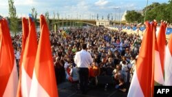 Pemimpin Partai Semua Orang untuk Hungaria, Peter Marki-Zay, berpidato dalam demo menentang aturan pajak baru dari Perdana Menteri Orban di Budapest, Hungaria, Sabtu, 16 Juli 2022. (Foto: Ferenc Isza/AFP)