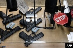 Sejumlah senjata yang ditampilkan di RTD Arms & Sport di Goffstown, New Hampshire pada 2 Juni 2022. (Foto: AFP)