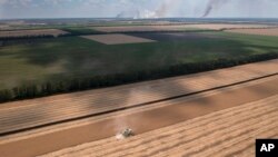 រូបឯកសារ៖ កសិករ​ម្នាក់​កំពុង​ធ្វើការ​នៅ​ក្នុង​ដីស្រែ​របស់​លោក​ក្នុង​ប្រទេស​អ៊ុយក្រែន ខណៈ​ដែល​វាយប្រហារ​របស់​រុស្ស៊ី​លើ​អ៊ុយក្រែន​កំពុង​ប្រព្រឹត្ត​ទៅ ថ្ងៃទី ៤ ខែកក្កដា ឆ្នាំ២០២២។