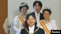Kaisar Jepang Naruhito, Permaisuri Masako, Putra Mahkota Akishino dan Putri Mahkota Kiko menghadiri ritual “Kenki-to-Shokei-no-gi” atau upacara untuk menerima warisan regalia dan stempel kerajaan di Istana kekaisaran di Tokyo, Jepang, 1 Mei. 2019. (Foto: Kyodo via Reuters)