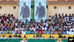 Burkina Faso's President Blaise Compaore and candidate for the November 21, 2010 presidential election and his wife Chantal (C) attends a campaign meeting in Ouagadougoon, 19 Nov 2010