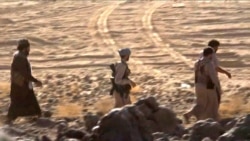 Para pejuang yang setia kepada pemerintah Yaman yang didukung Saudi, berpatroli di sepanjang garis depan Mashgah, dekat kota Marib timur laut, 5 April 2021. (Foto: AFPTV / AFP)