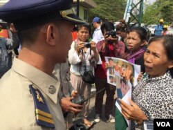 អ្នក​ស្រី ​សំ​ សំណាង​ វ័យ​ ៥៤ឆ្នាំ​ ម្តាយ​របស់​លោក​ ទ្រី សុវិគា​ សុំ​មន្ត្រី​ប៉ូលីស​បើកផ្លូវ​ឲ្យ​អ្នកស្រី​និង​អ្នក​តវ៉ា​ផ្សេង​ទៀត​ ទៅ​ជួប​លោក​នាយករដ្ឋមន្ត្រី​ ហ៊ុន​ សែន​ នៅ​ព្រឹក​ថ្ងៃ​ព្រហស្បតិ៍​ ទី​៣១​ ខែ​មីនា​ ឆ្នាំ​ ២០១៦។​ (ហ៊ុល​ រស្មី/VOA)