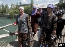 O'zbekistonda xalq va hukumat bir-biridan juda uzoq, deydi sharhlovchilar. Davlat rahbari nima desa, shu-da degan qarash keng tarqalgan.