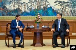 资料照：中国领导人习近平在北京钓鱼台国宾馆会见菲律宾前总统杜特尔特。(2023年7月17日)