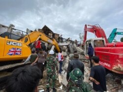 Dua alat berat excavator membatu upaya evakuasi korban yang terjebak di bawah reruntuhan kantor Gubernur Sulbar yang roboh, Jumat (15/1/2021) (Foto : Taufiq Lau/ Pemprov Sulsel).