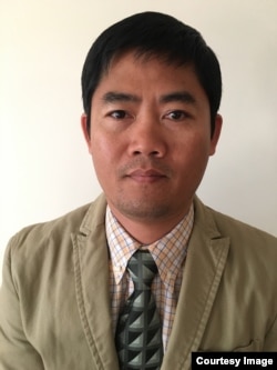 លោក ខូ តារាឫទ្ធិ ដែល​ជា​អ្នក​និពន្ធ ​និង​ជាសាស្ត្រាចារ្យ​នៃ​សាកលវិទ្យាល័យ​ UMass Lowell and Middlesex Community College ចូលរួម​ជា​វាគ្មីន​នៅក្នុង​កម្មវិធី​ Hello VOA ដើម្បី​ពិភាក្សា​អំពី​កង្វះ​បុគ្គល​និង​ស្ថាប័ន​ឯករាជ្យ​នៅក្នុង​ប្រទេស​កម្ពុជា កាលពីថ្ងៃច័ន្ទ ទី២០ ខែមិថុនា ឆ្នាំ២០១៦។ (រូបថត​ផ្តល់​ឲ្យ)