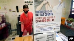 Zdravstvena radnica u Dalasu okončava administrativni deo posla nakon što je dala dozu Fajzerove vakcine protiv Kovida 19, na vakcinalnom punktu u Dalasu, 25. avgusta 2021.